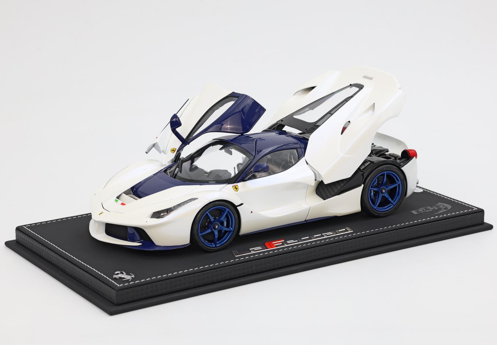 Ferrari LaFerrari 2012 open diecast - SPECIAL PACK White Birdcage -Carbon blu display case included