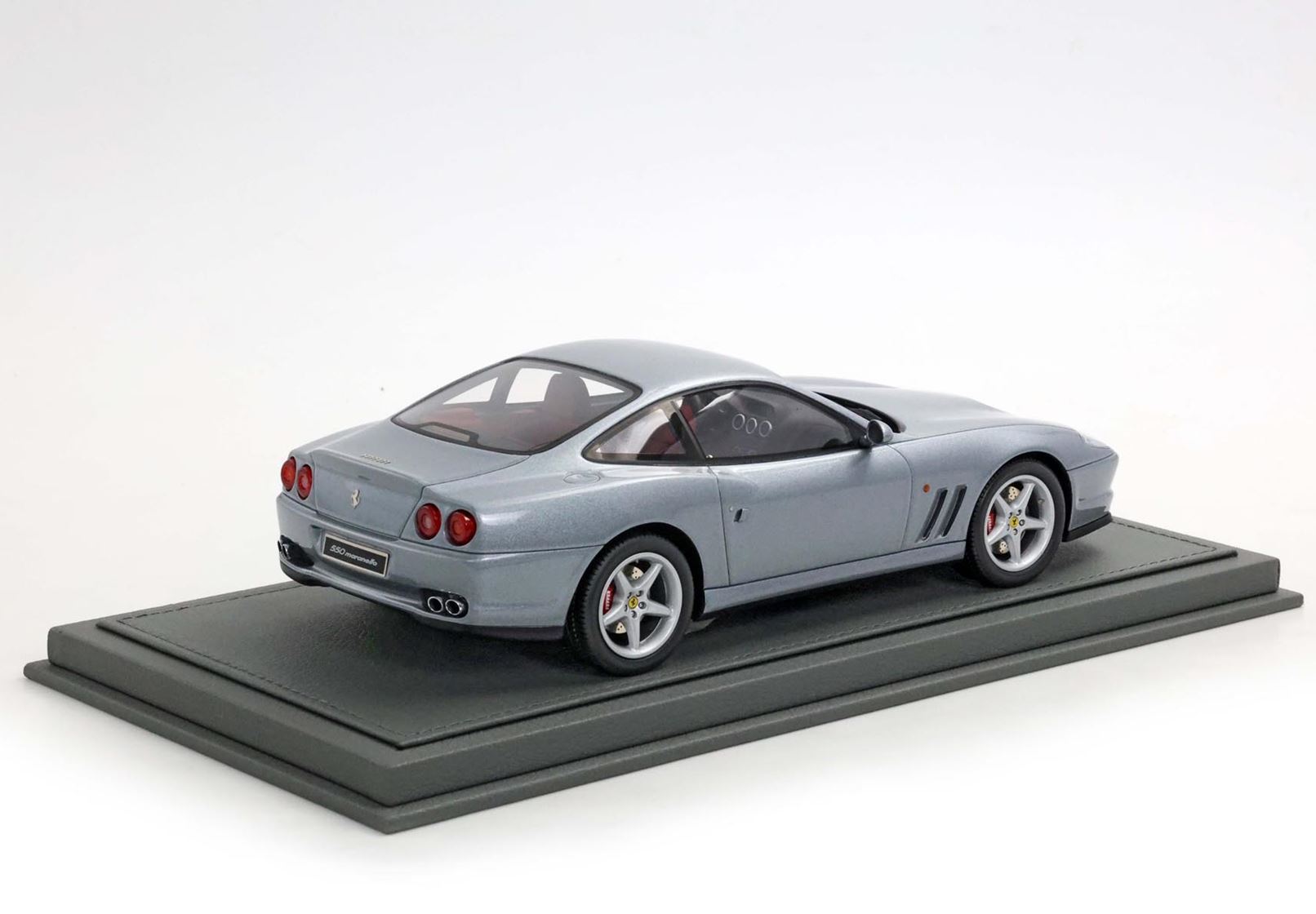 Ferrari 550 Maranello 1996 - made in italy Grigio Titanio - Charcoal seats - silver rims (Alternate)