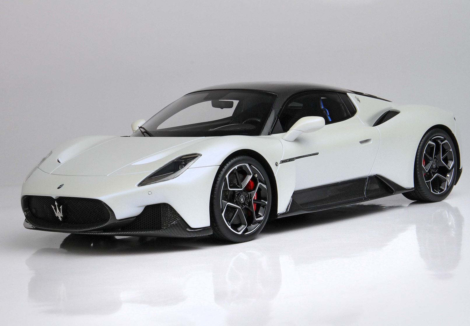 Maserati MC20 Bianco Audace/Carbon Roof (Alternate)
