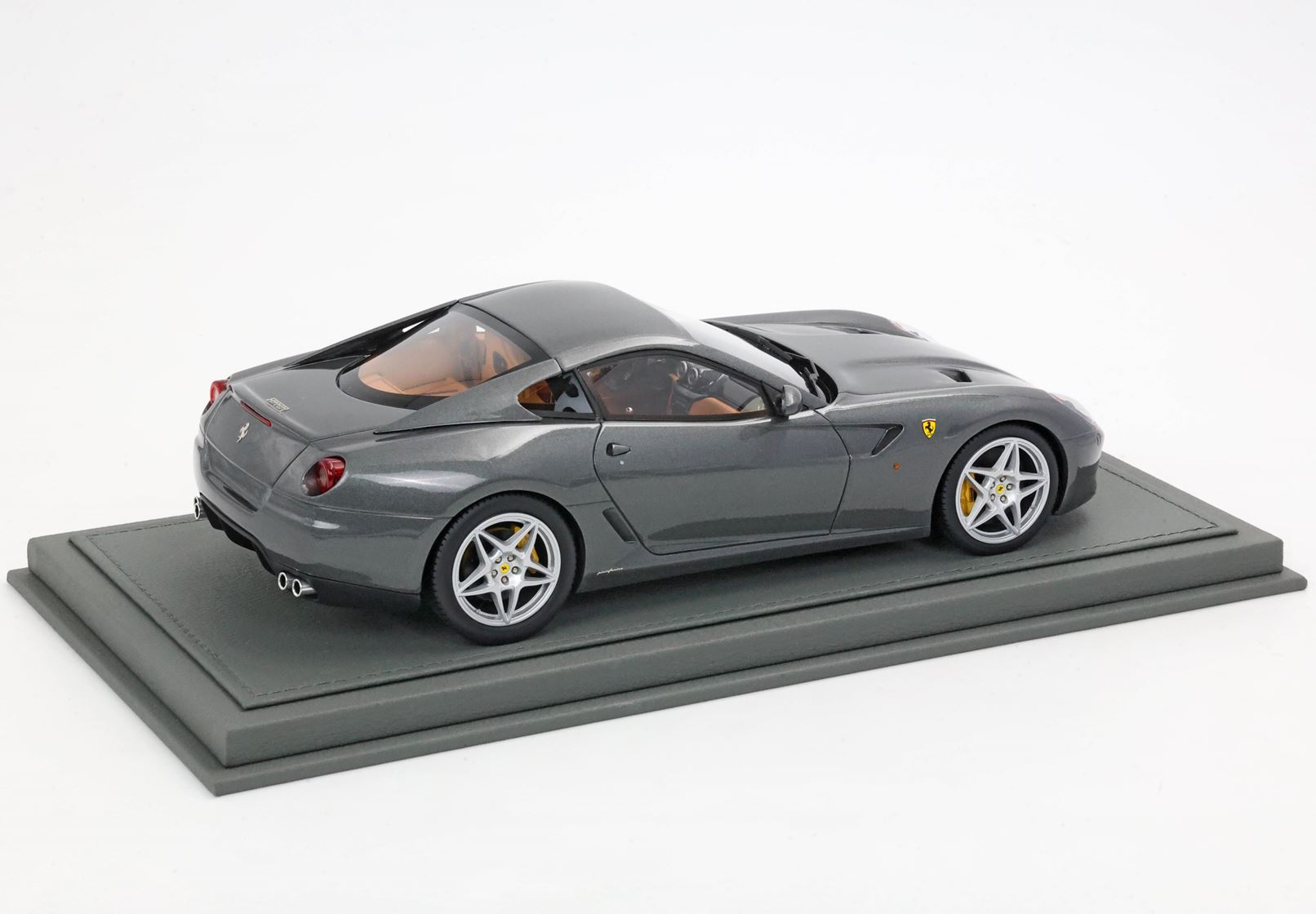 FERRARI 599 GTB FIORANO 2006 Manual Gear - made in italy Silverstone Grey cuoio color interior (Alternate)