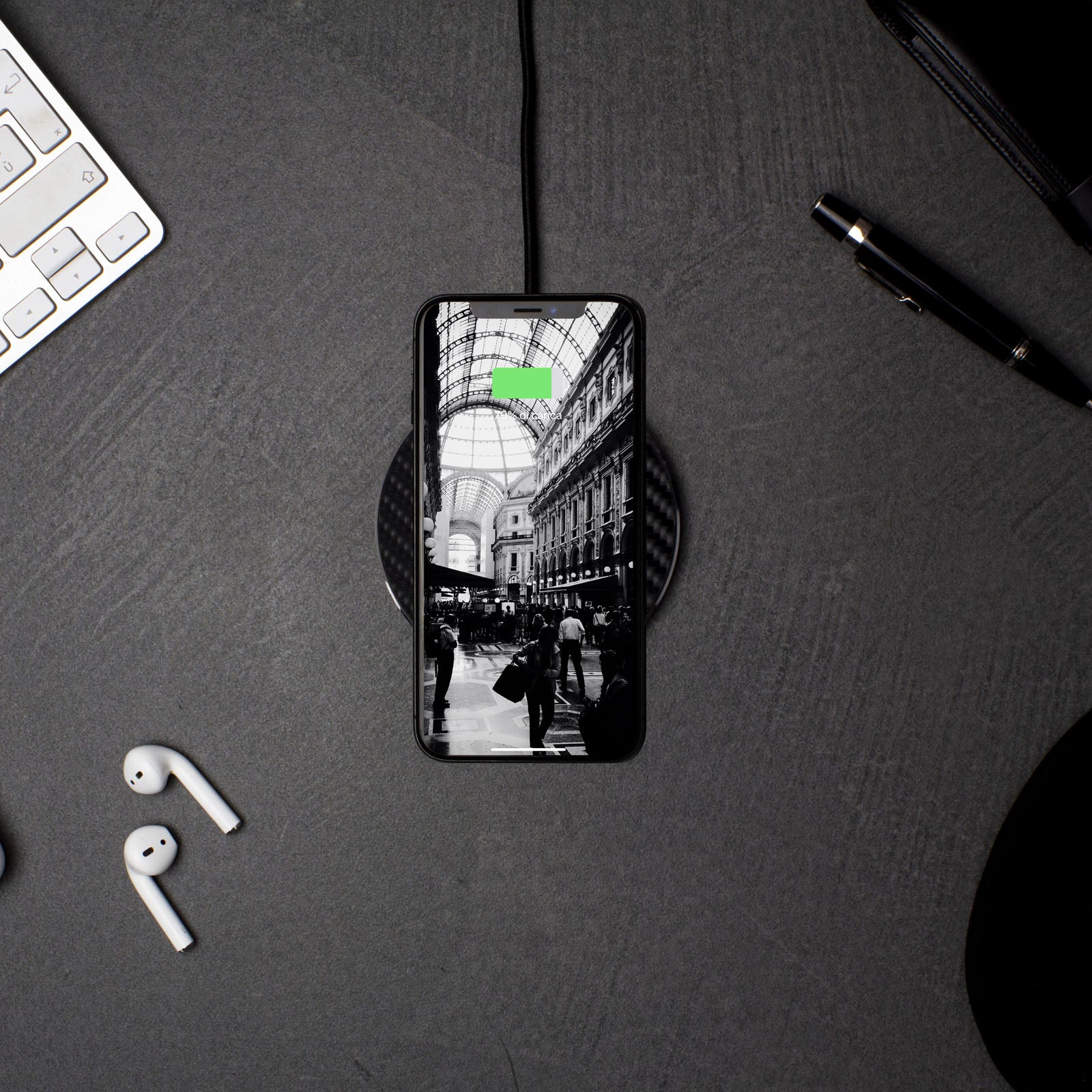 Solo Wireless Charger - Carbon Look Black (Alternate)